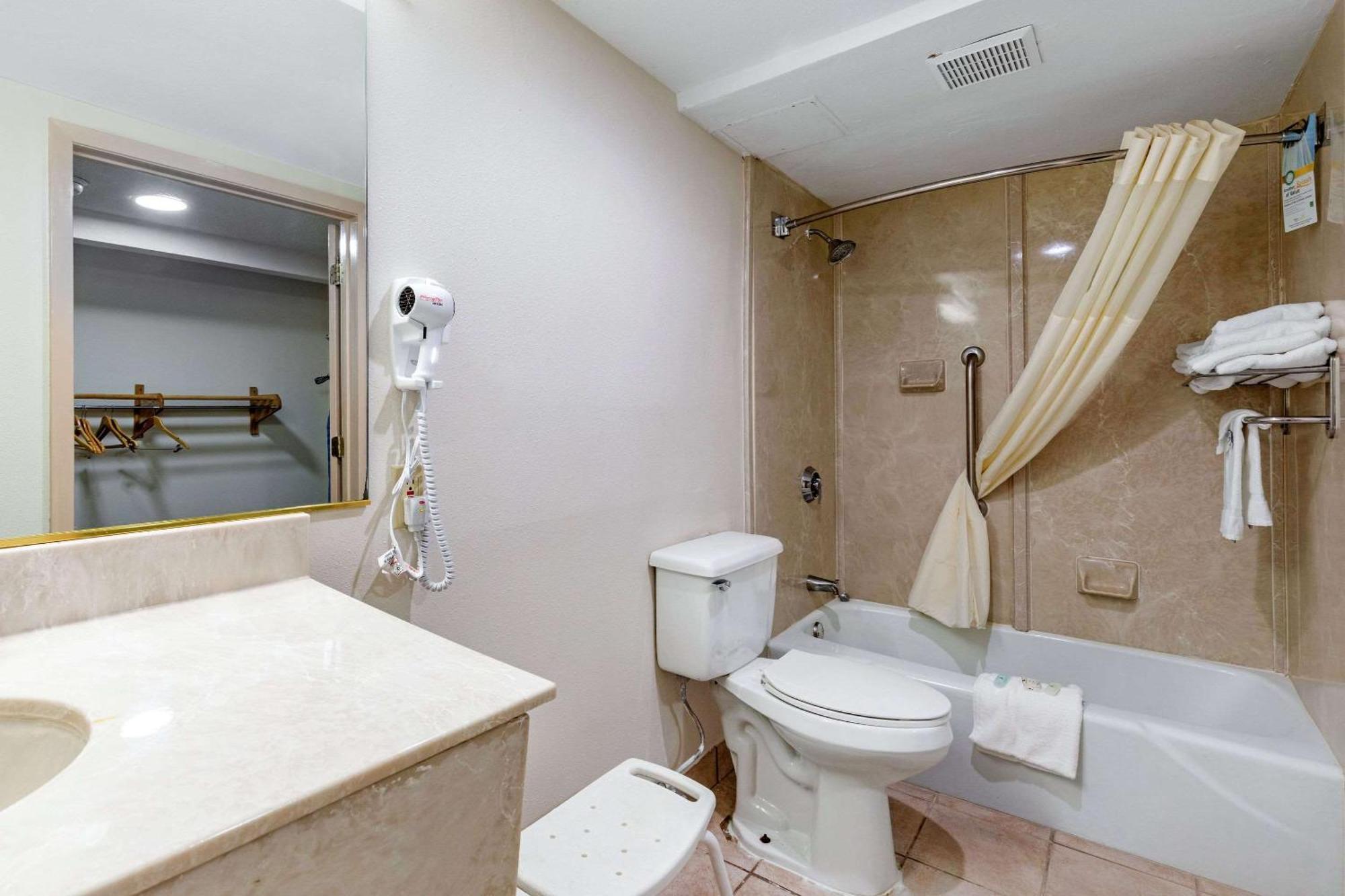 Quality Inn Tyler - Lindale Экстерьер фото